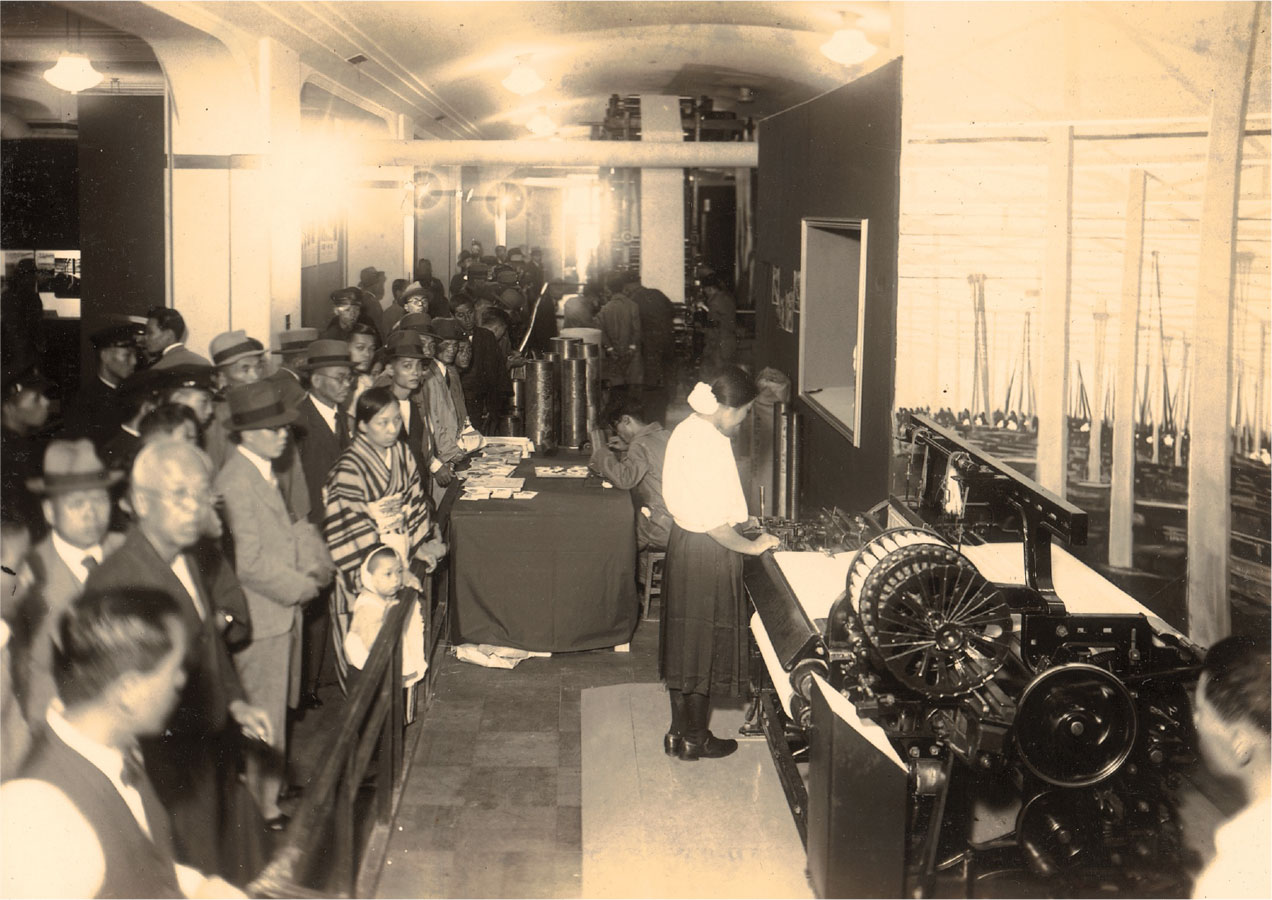 Weaving demonstration at the exhibition of staple fibers