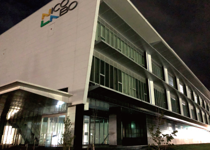 消灯した総合研究所「NI-CoLabo」とニットーボーメディカル（株）実験室