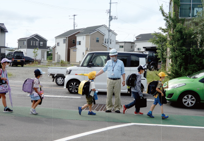 小学生登校時の正門前交通指導
